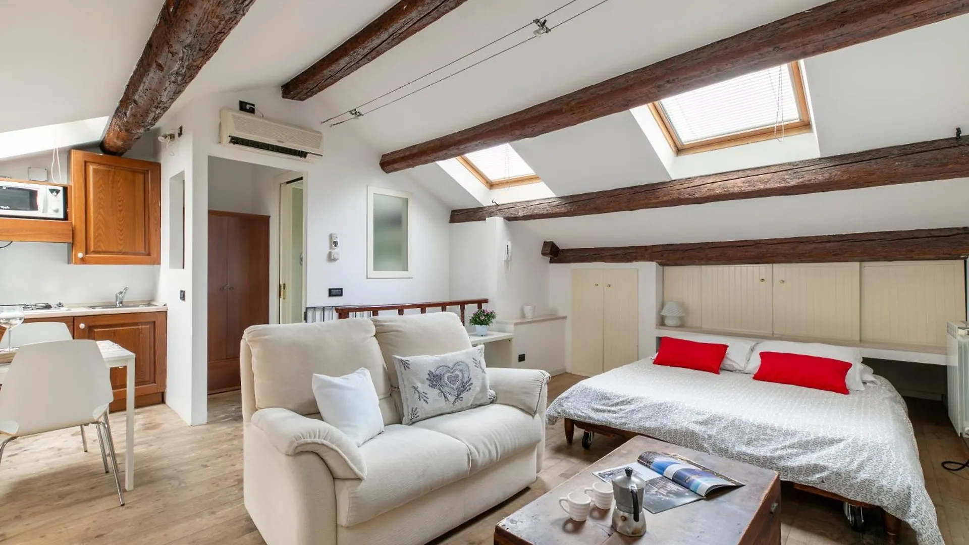 Nice Lovely Attic For 4 Person With Wifi - A/C Venice Apartment