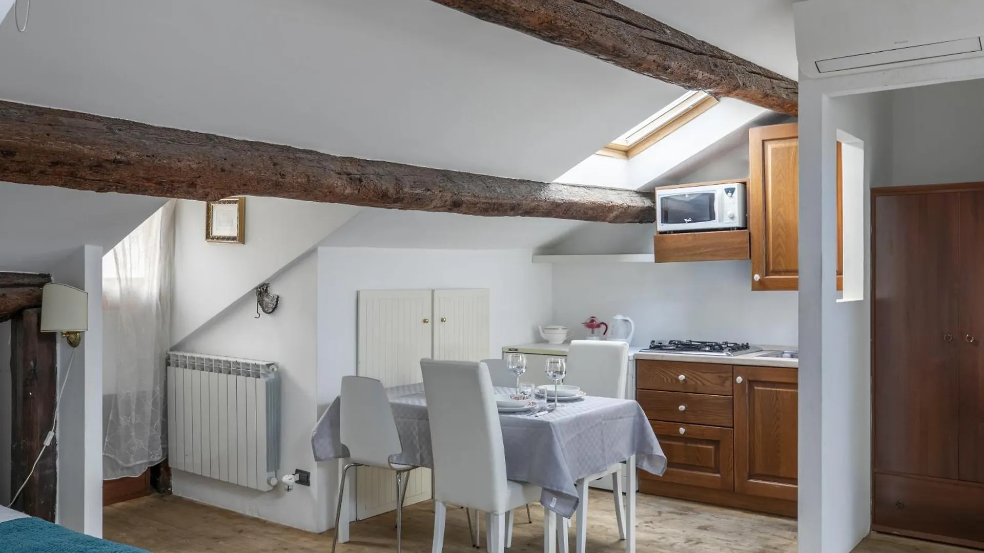 Nice Lovely Attic For 4 Person With Wifi - A/C Venice Apartment