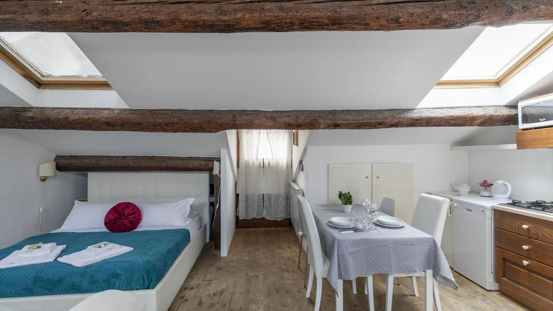 Nice Lovely Attic For 4 Person With Wifi - A/C Venice Apartment